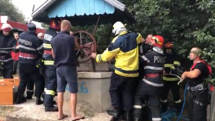 VIDEO Un bărbat căzut într-o fântână adâncă de 20 de metri, salvat de pompieri