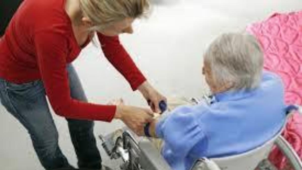 Salarii badante Italia 2026. Sumele au crescut oficial de la 1 ianuarie: câți bani primesc în mână româncele care îngrijesc bătrâni și ce bonusuri pot cere acum