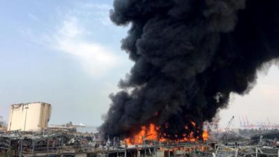 O NOUĂ explozie în zona portului din Beirut! Pompierii se luptă cu flăcările și norul gros de fum