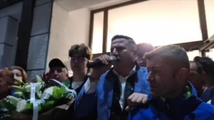 VIDEO Primarul din Sângeorz-Băi, care și-a umilit fiica, a câștigat un nou mandat. Sute de oameni l-au aplaudat în stradă