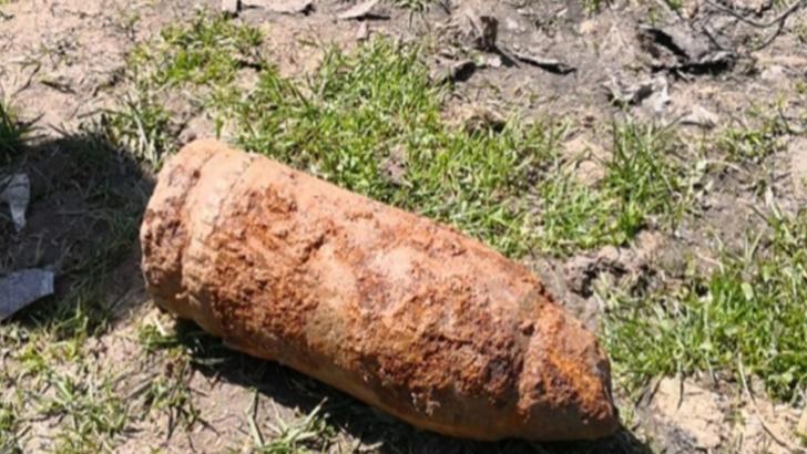 Descoperire șocantă în județul Dâmbovița: Bombă de 250 de kilograme găsită sub podeaua unei case