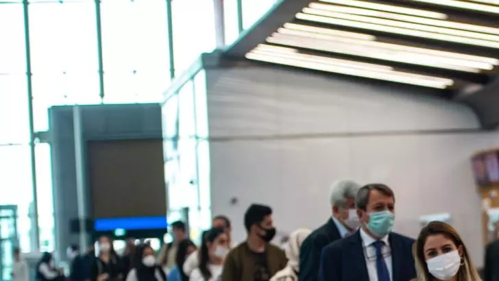 Oameni pe aeroport