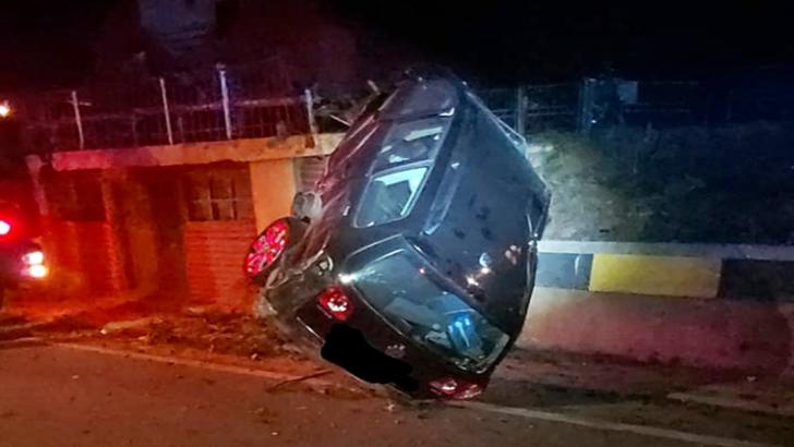 Accident șocant, în Bistrița Năsăud. O mașină a ajuns cu roțile pe acoperișul unui garaj