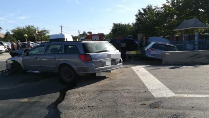  FOTO/ O femeie a rămas încarcerată în urma unui accident rutier petrecut în județul Neamț