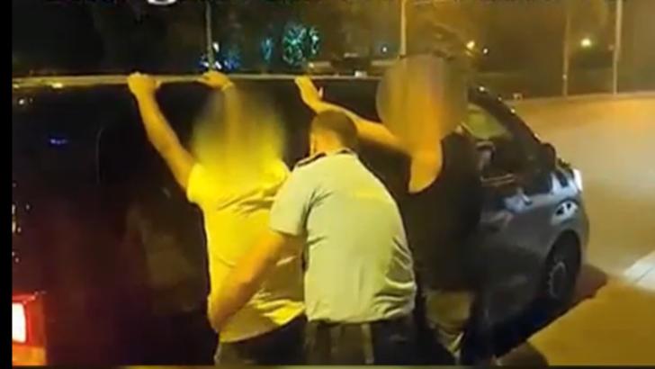 VIDEO Scandal cu pumni și palme în fața sediului Jandarmeriei Ploiești