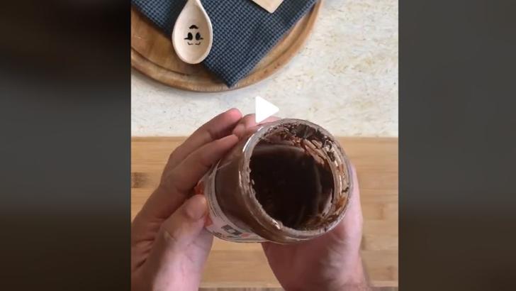 Idee genială - Cum poți scoate resturile de Nutella de pe pereții borcanului. Nu se irosește nimic