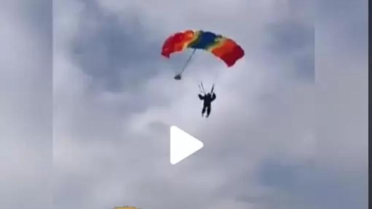 A filmat un parașutist care se apropia cu viteză foarte mare. Când a ajuns lângă el, a rămas șocat ce coborâse din cer
