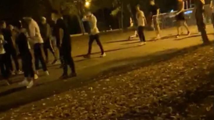 VIDEO Imagini revoltătoare, petrecere cu 250 de adolescenți, în Parcul Herăstrău. A intervenit poliția