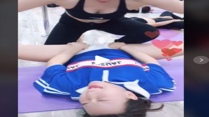 VIDEO – Exercițiul ciudat pe care-l fac asiaticele la sală: E extrem de dureros și periculos