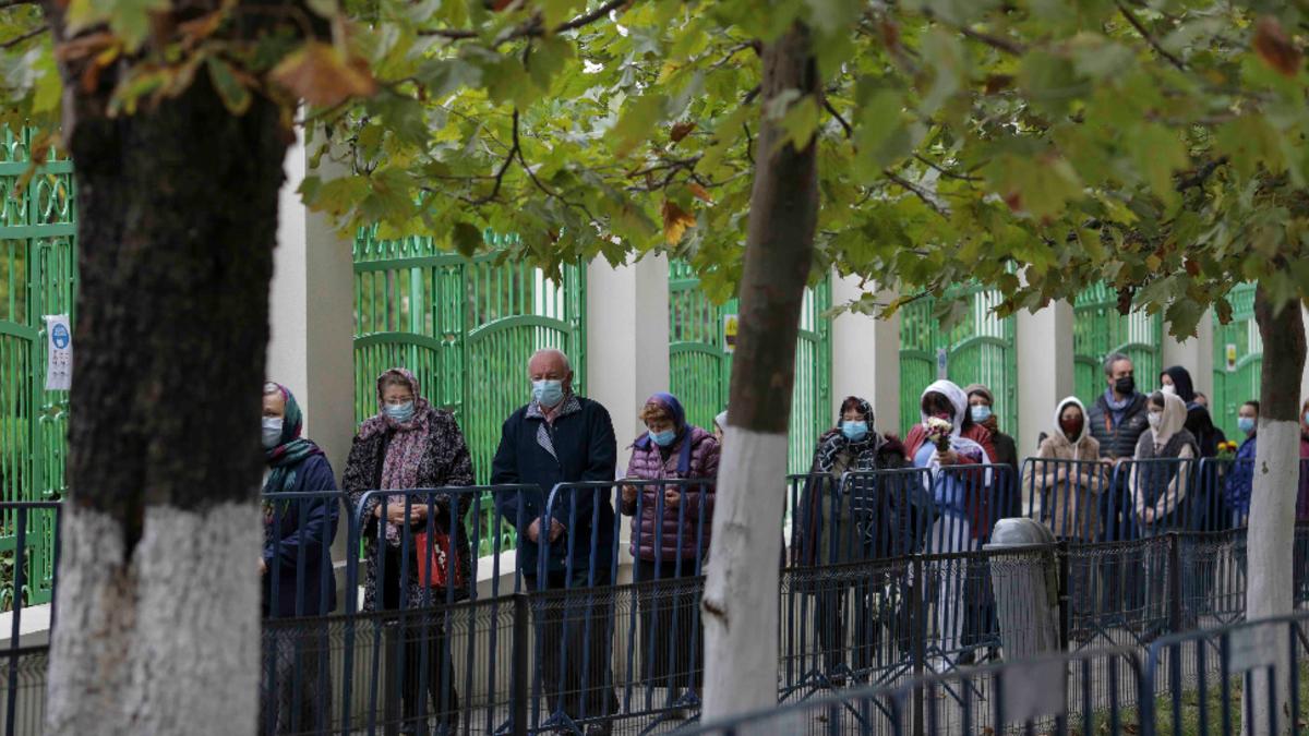 Sute de credincioși s-au rugat la moaștele Sfântului Nicolae, așezate până sâmbătă la biserica ce îi poartă numele, în Brăila