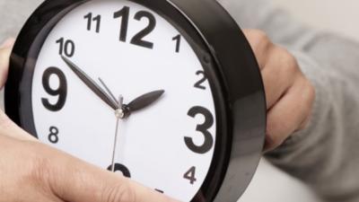România a trecut la ora de iarnă. Posibile efecte negative pentru organism: cum ne afectează