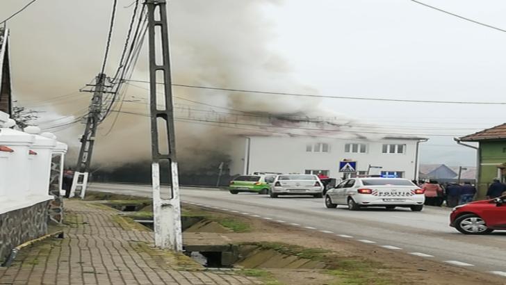 Incendiu VILOENT la o şcoală din judeţul Alba! 40 de copii, profesori și cadre auxiliare, evacuați de urgență