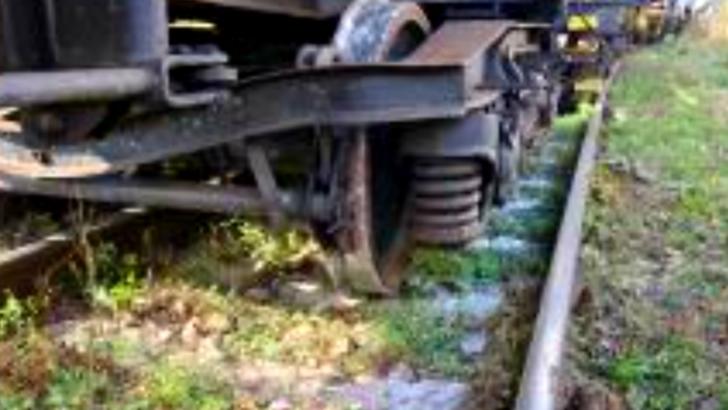Patru vagoane ale unui tren au deraiat pe o linie industrială neelectrificată