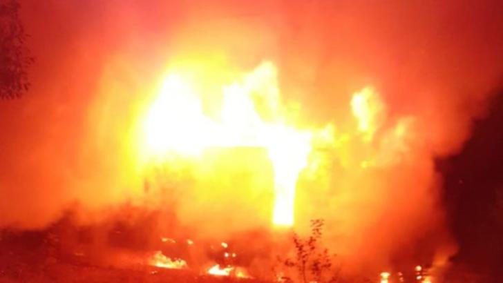 VIDEO Locomotiva unui tren a ars ca o torță, întrf-o gară din județul Hunedoara
