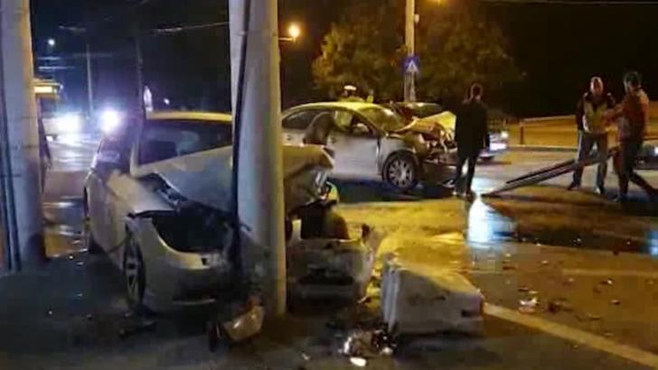 Accident grav, la Eroilor: două victime, după impactul violent cu un stâlp de electricitate