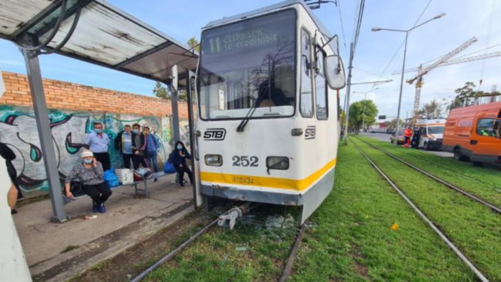 FOTO Accident grav în București, două tramvaie s-au ciocnit, patru persoane au fost rănite