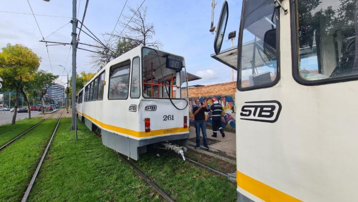 FOTO Accident grav în București, două tramvaie s-au ciocnit, patru persoane au fost rănite