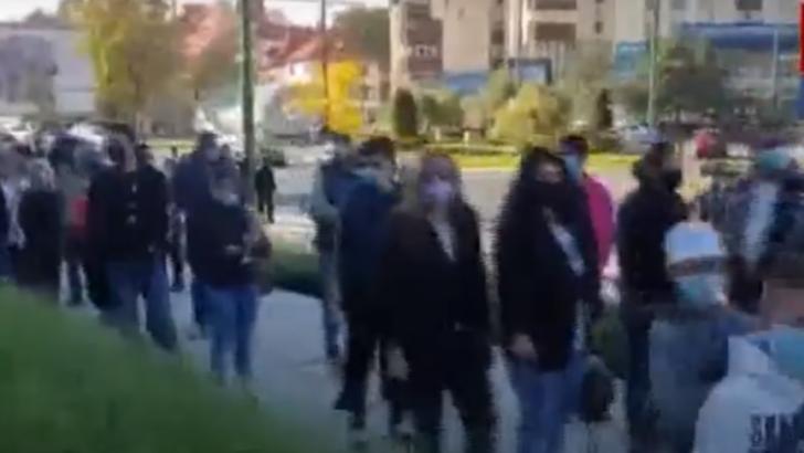 VIDEO Îmbulzeală la un mall din Brașov, în plină pandemie. Oamenii au stat la coadă 