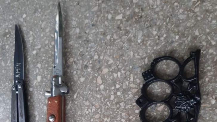 O tânără a fost prinsă de jandarmi cu arme albe la după ce a intrat în curtea unui liceu din Pitești