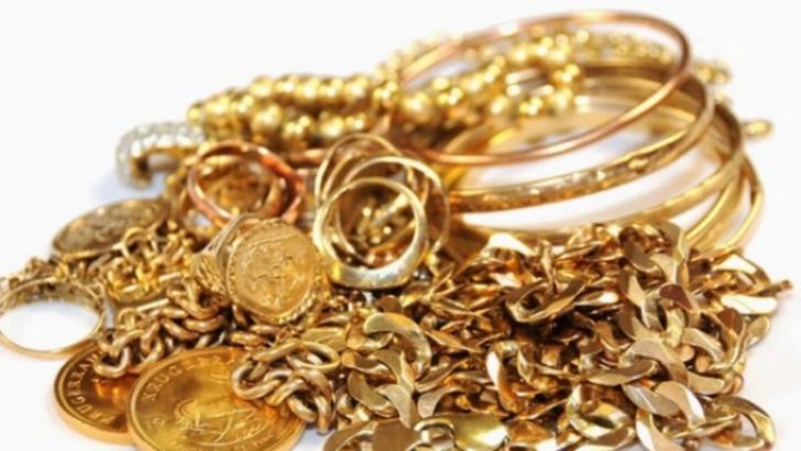 Cum cureți bijuteriile din aur fără să le strici