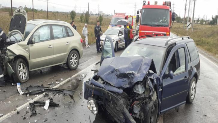 Două mașini făcute praf după o ciocnire frontală în Bărbulești: două persoane au fost rănite grav Foto: ISU Ialomița
