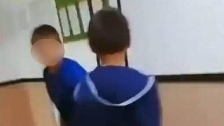 VIDEO Un elev a fost bătut de alți colegi, într-o școală din Suceava, fără ca cineva să intervină