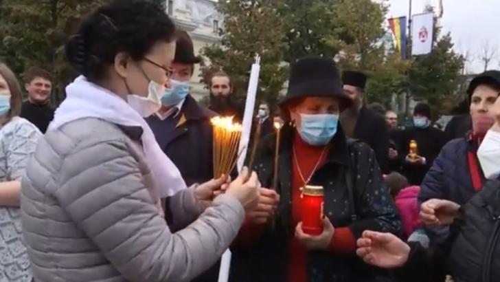 Protest inedit la Iași: SUTE de oameni au ieșit în stradă în semn de protest față de interzicerea pelerinajului și atingerea raclei cu moaște