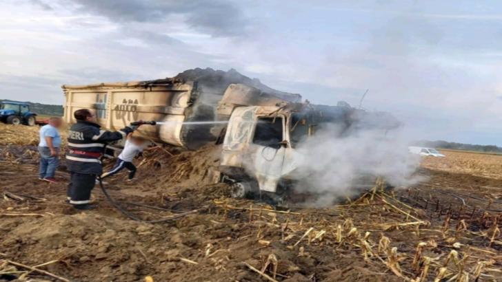 FOTO Un camion a luat foc pe un câmp, în Giurgiu. Utilajul s-a făcut scrum