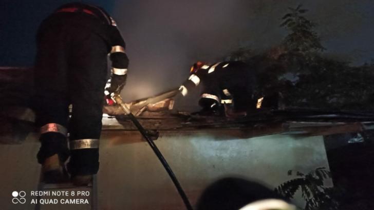 Incendiu puternic la o locuință din județul Vaslui. O persoană transportată la spital cu arsuri de gradul 1 și 2