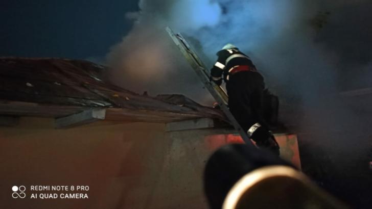 Incendiu puternic la o locuință din județul Vaslui. O persoană transportată la spital cu arsuri de gradul 1 și 2