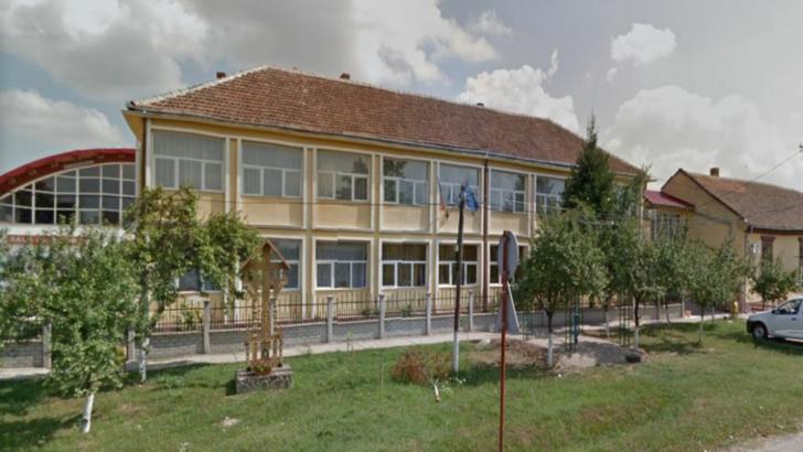  Părinți disperați. Într-o școală de lângă Timișoara trei cadre didactice au fost diagonsticate cu coronavirus 