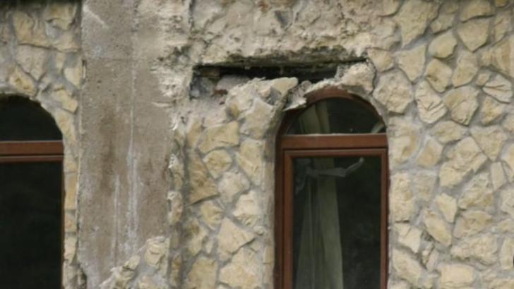 FOTO Clipe de panică pe Dunăre, o barjă a lovit Mănăstirea Mraconia, sub privirile vizitatorilor