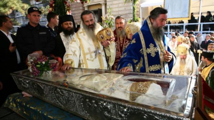 Adevărul cutremurător despre moaștele sfintei Parascheva: veşmintele ei poartă UN BLESTEM
