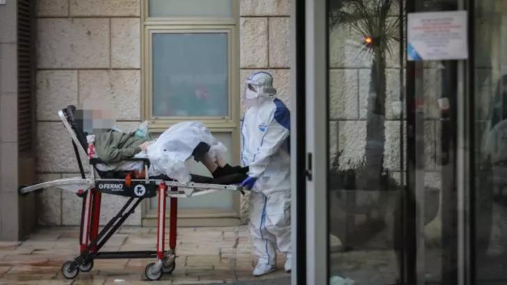 Un suspect de coronavirus este evacuat dintr-un spital din Ierusalim (sursă foto: Flash90)