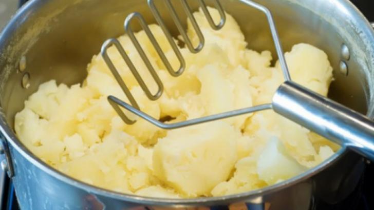 Așa faci cel mai bun piure de cartofi. Un ingredient pe care şi tu îl ai în casă face diferenţa!