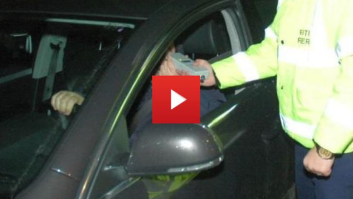 VIDEO – Cel mai prost polițist din lume – I-a pus fiolă unui pasager în locul șoferului