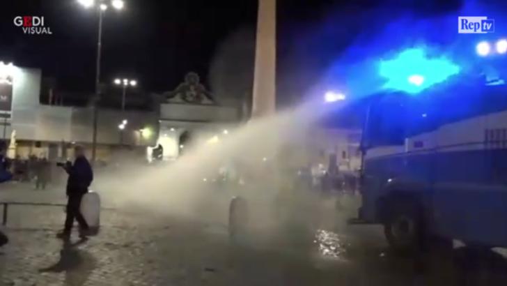VIDEO Proteste violente la Roma, din cauza noilor restricții impuse de Guvern. Poliția intervine cu tunuri de apă
