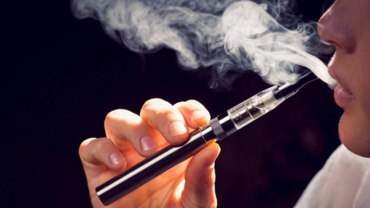 Minorii nu mai pot cumpăra țigări electronice sau dispozitive electronice pentru încălzirea tutunului. Fumatul, interzis în spațiile publice