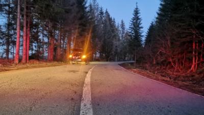 Accident neobișnuit pe un drum din Cluj: un tânăr aflat în portbagaj a căzut din mașină