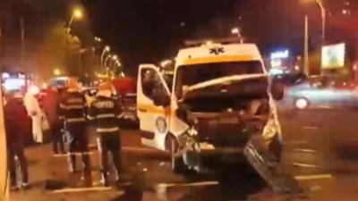 Accident GRAV în Capitală. Impact într-o ambulanță și un microbuz