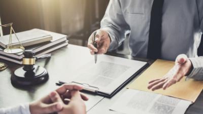 Românii au luat credit pentru lemne, facturi și porc de Crăciun - Procentul de îndatorare s-a dublat față de anul trecut