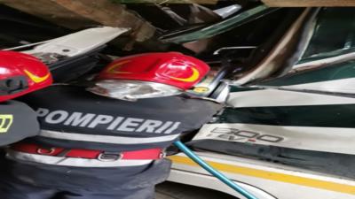 Accident incredibil în județul Iași: A intrat cu cisterna în casa unor localnici. Șoferul, rănit