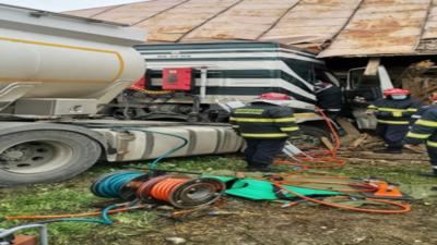 Accident incredibil în județul Iași: A intrat cu cisterna în casa unor localnici. Șoferul, rănit