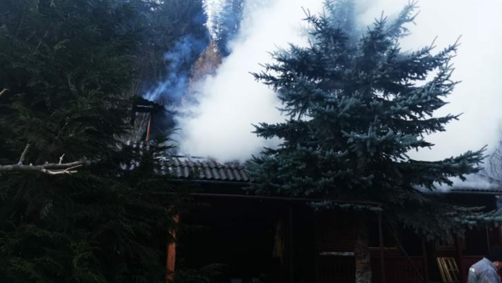 Incendiu la o gospodărie din Broșteni, județul Suceava. Nu s-au înregistrat victime
