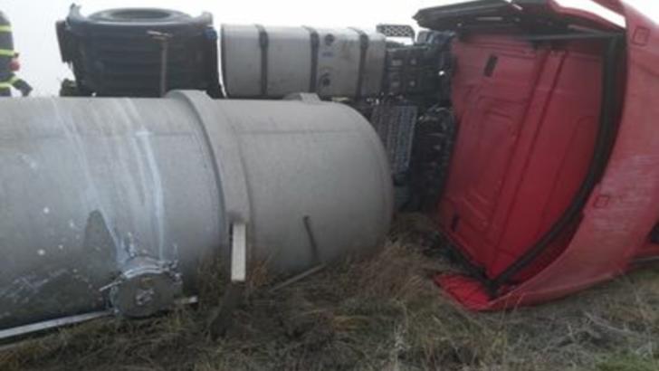 Pericol de explozie! O cisternă cu sodă caustică s-a răsturnat pe DN 5B, în județul Giurgiu