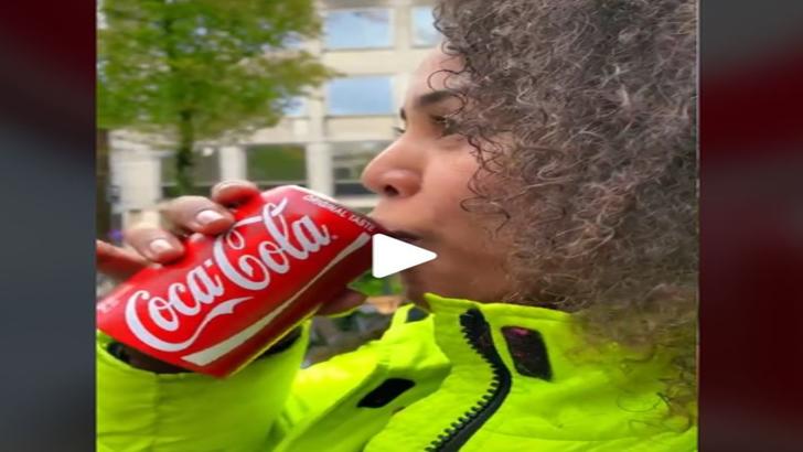 VIDEO Părea că bea o banală doză de cola – Care e însă adevărul din spatele acestei imagini