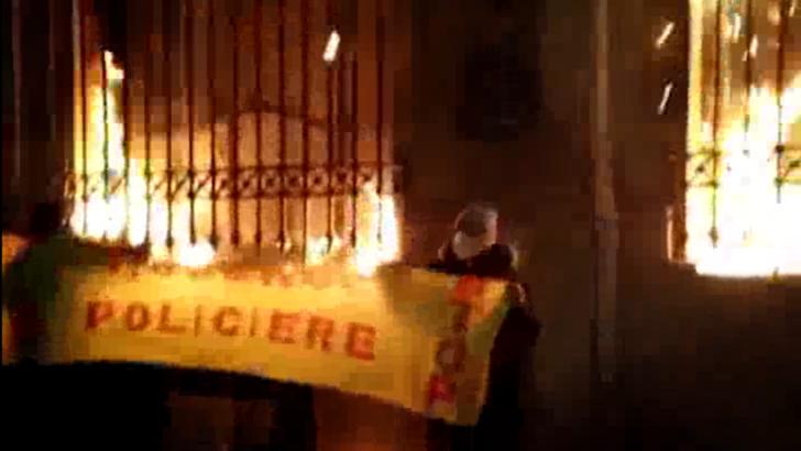 Proteste violente la Paris: Magazine în flăcări. Poliția a folosit gaze lacrimogene