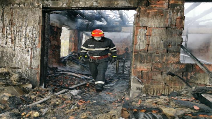 Incendiu violent în localitatea ieșeană Holboca. Focul a mistuit parterul și etajul unei case
