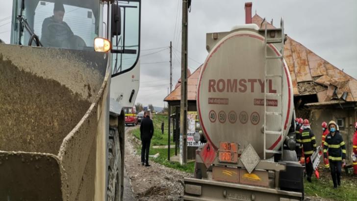 Accident incredibil în județul Iași: A intrat cu cisterna în casa unor localnici. Șoferul, rănit