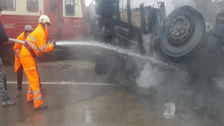 Accident feroviar urmat de incendiu, la Timiș: Un tir a luat foc după ce a intrat într-un tren - FOTO